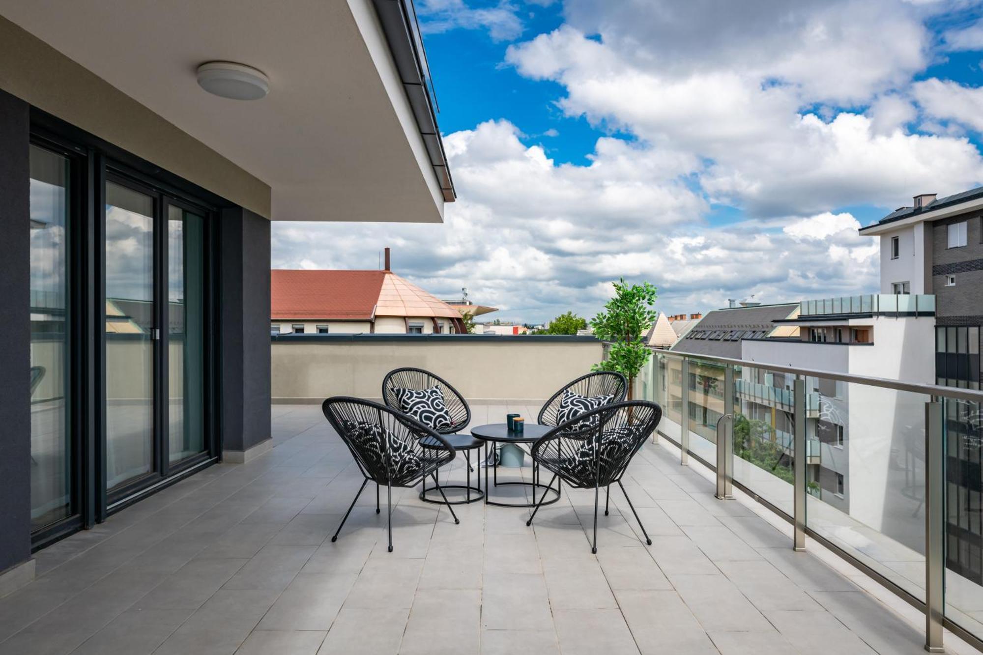 Westside Garden Apartments By Urbanrent Budapest Bagian luar foto